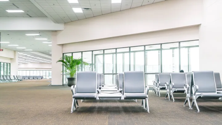 Sala de espera vazia em um terminal.