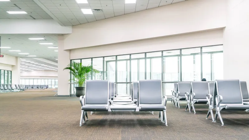 Sala de espera vazia em um terminal.